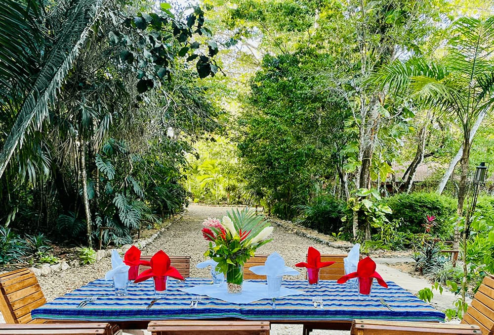 Table setting at Mariposa Jungle Lodge
